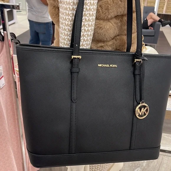 MICHAEL KORS
Jet Set Travel Large Top Zip Shoulder Tote Saffiano Leather
Black - Picture 12 of 16